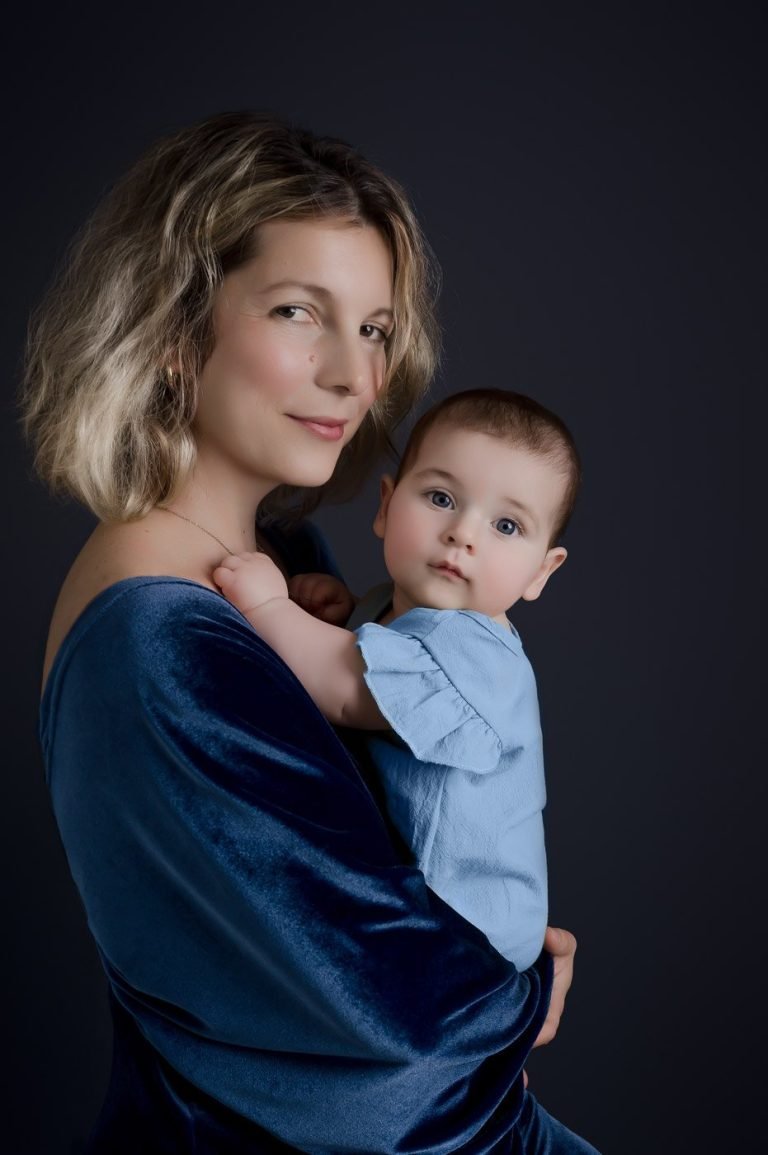 Newborn Photographer North Vancouver – HOW TO KEEP YOUR BABY AWAKE DURING FEEDINGS