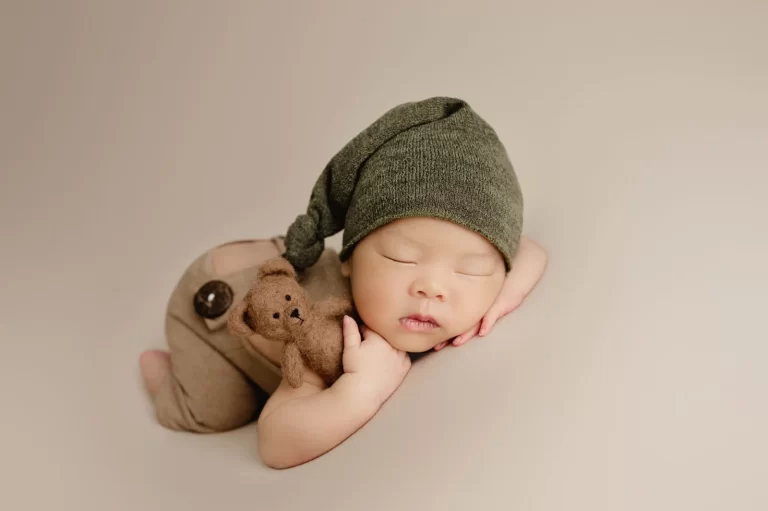 Vancouver Newborn Photographer: Why Schedule Within the First 3 Weeks