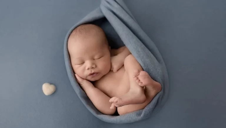 Vancouver Newborn Photoshoot | When will my newborn baby see clearly?